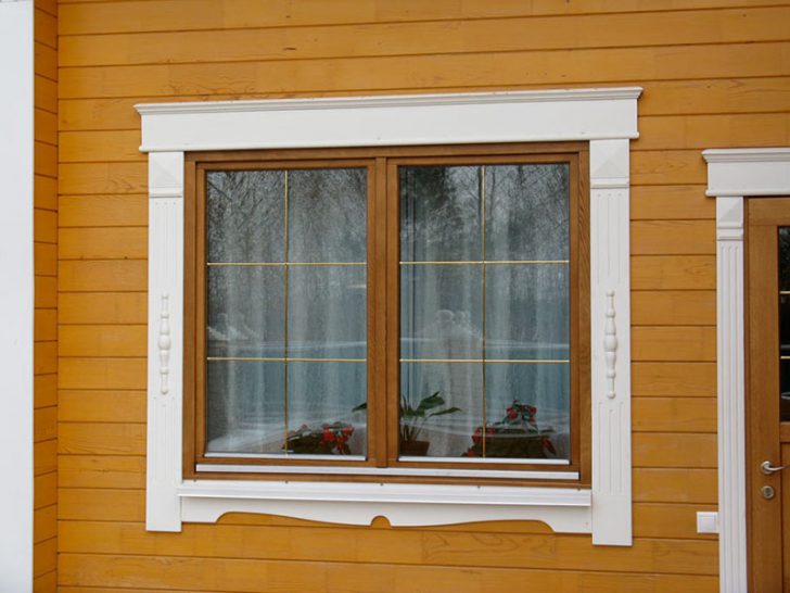 plateaux sur les fenêtres d'une maison en bois