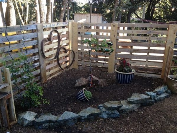 palettes dans le jardin