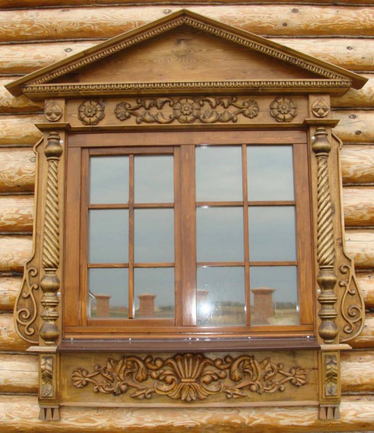 plateaux sur les fenêtres d'une maison en bois