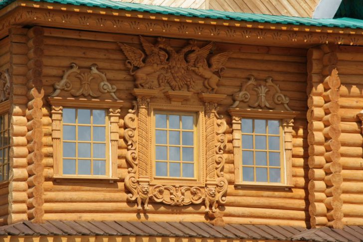 plateaux sur les fenêtres d'une maison en bois