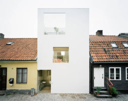 Maison de ville minimaliste dans le vieux quartier de la ville