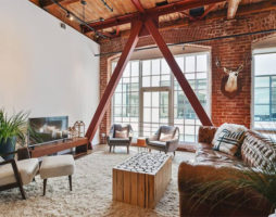 Intérieur de style loft scandaleux avec des éléments d'un pavillon de chasse