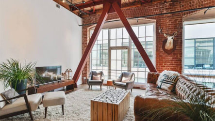 Intérieur de style loft scandaleux avec des éléments d'un pavillon de chasse