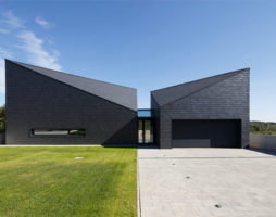 Une maison avec une géométrie complexe de façades, comme exemple d'architecture moderne