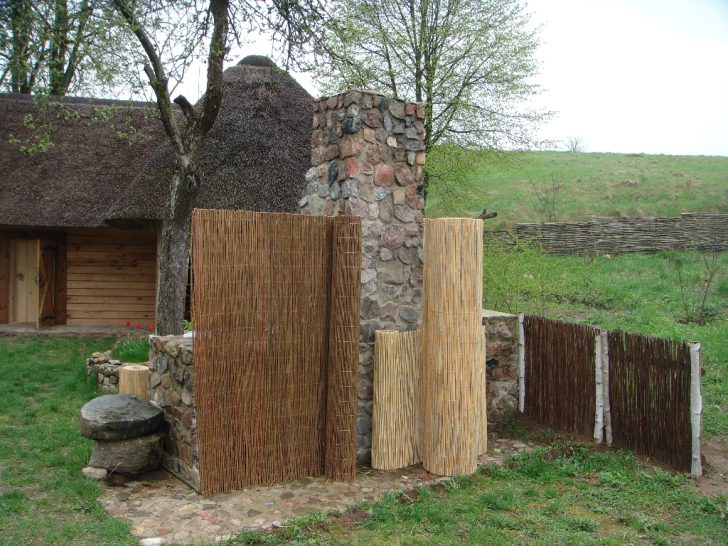 gros plan d'une clôture à mailles losangées