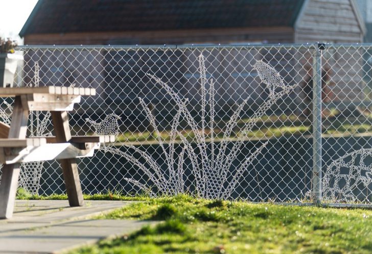 gros plan d'une clôture à mailles losangées