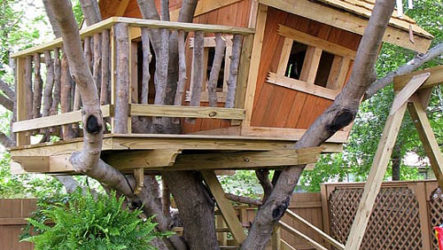 Cabane dans les arbres pour enfants au lieu d'une aire de jeux