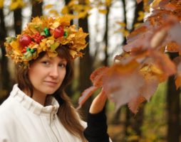 Comment faire une couronne sur la tête à partir de feuilles d'automne avec des pommes?