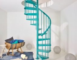 Spiral staircases sa interior ng mga modernong cottage