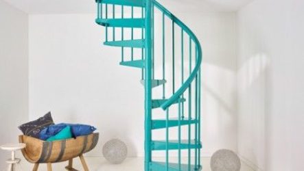 Spiral staircases sa interior ng mga modernong cottage