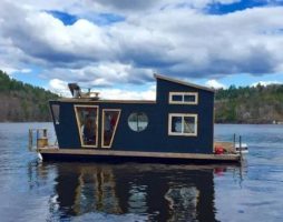 La solution originale pour un logement temporaire et permanent - une maison sur l'eau