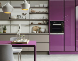 Intérieur de cuisine raffiné dans des tons lilas