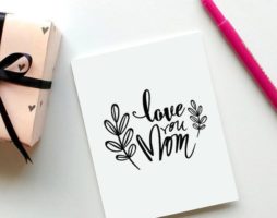 Nous créons de nos propres mains des cartes postales exclusives pour maman