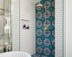 Baignoire de style oriental : diverses possibilités d'aménagement intérieur avec modestie ascétique et luxe bohème