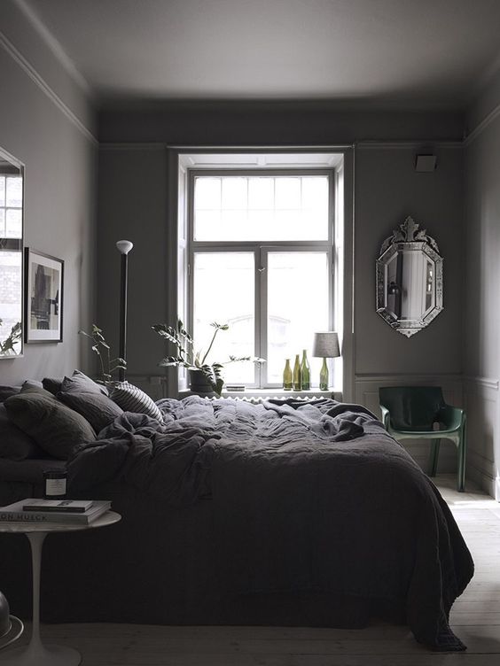 chambre aux couleurs sombres