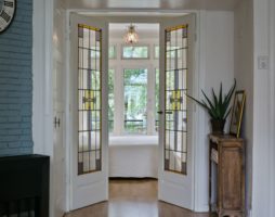 Portes en vitrail à l'intérieur: interprétations virtuoses du décor en verre