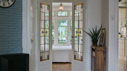 Portes en vitrail à l'intérieur: interprétations virtuoses du décor en verre