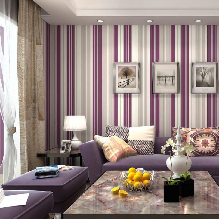 lilac na wallpaper sa interior