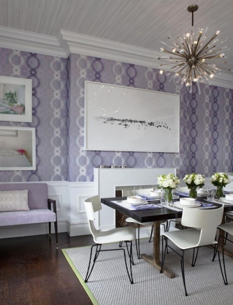 lilac na wallpaper sa interior