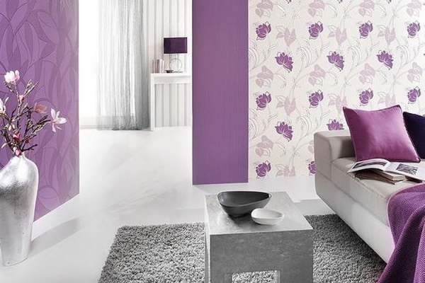 lilac na wallpaper sa interior