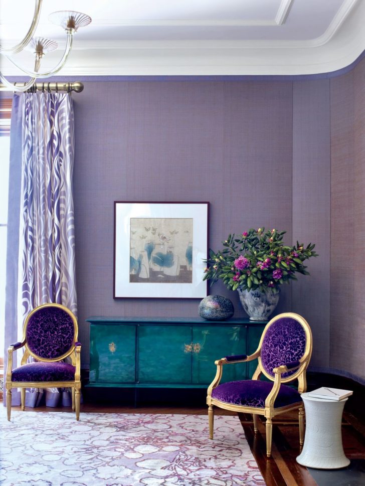 lilac na wallpaper sa interior