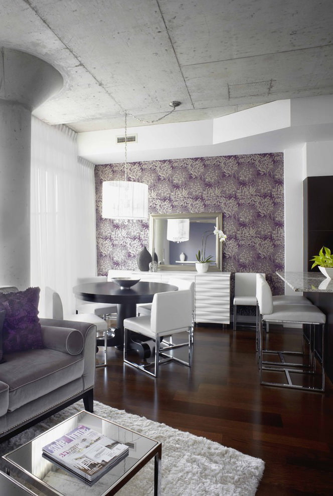 lilac na wallpaper sa interior