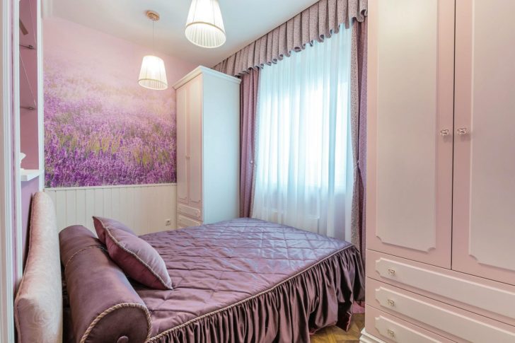 lilac na wallpaper sa interior