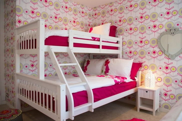 papier peint aux couleurs roses dans la chambre des enfants